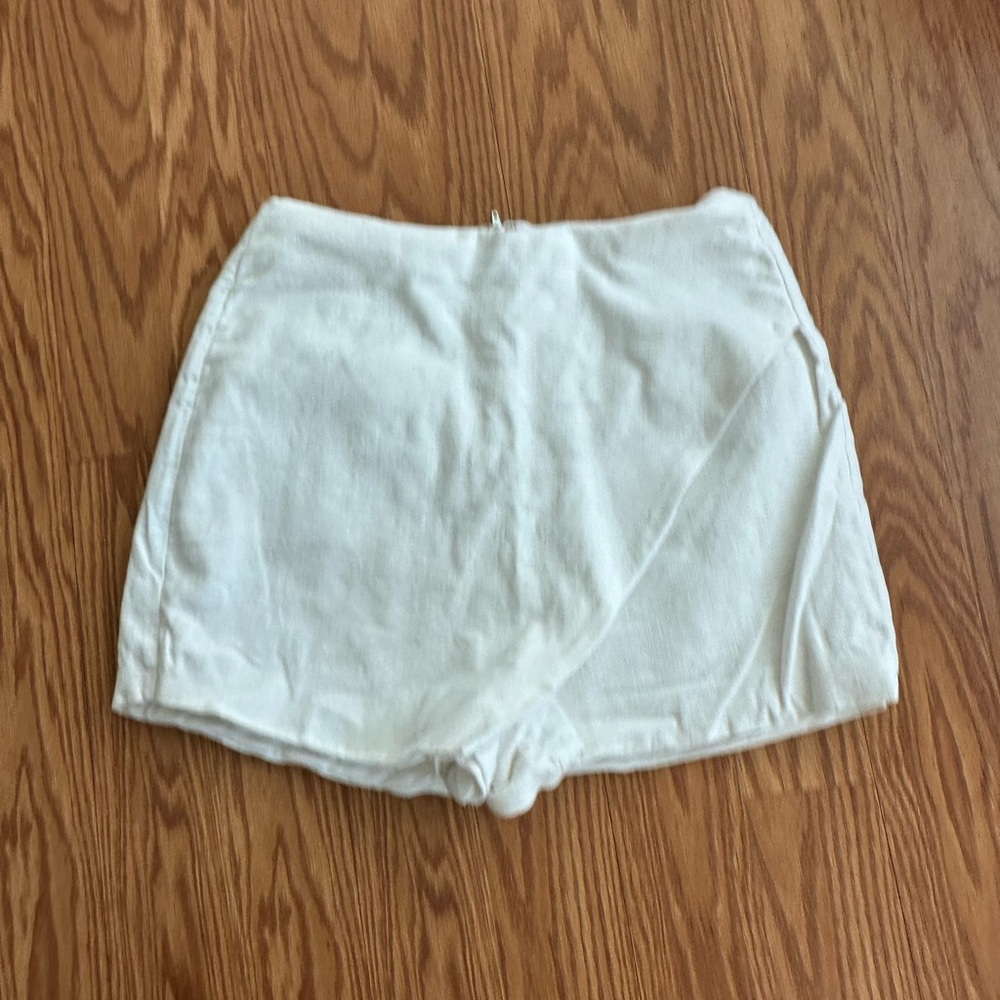 Windsor White Skorts with Clean Design